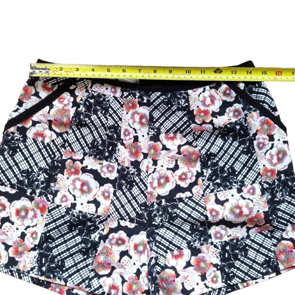 MINKPINK Floral Shorts - Picture 6 of 7